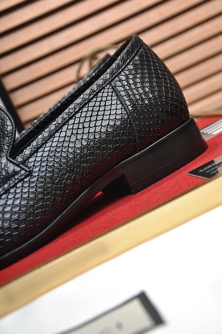 Men's shoes💰500💶Italy's top luxury men's shoe giant (GUCCI) (Gucci) (full cowhide lining) new arrival🍃Original European style🔰 Pleasant to the eye😍In order to make the shoes more durable and non-deformable🌀The production continues to follow traditional methods but there is still no lack of innovation💪Choose original sheepskin for the leather♻️ Smooth and natural And extra bright ⭐Made of imported cowhide, the first choice of rich people 38-45 (45 customized)